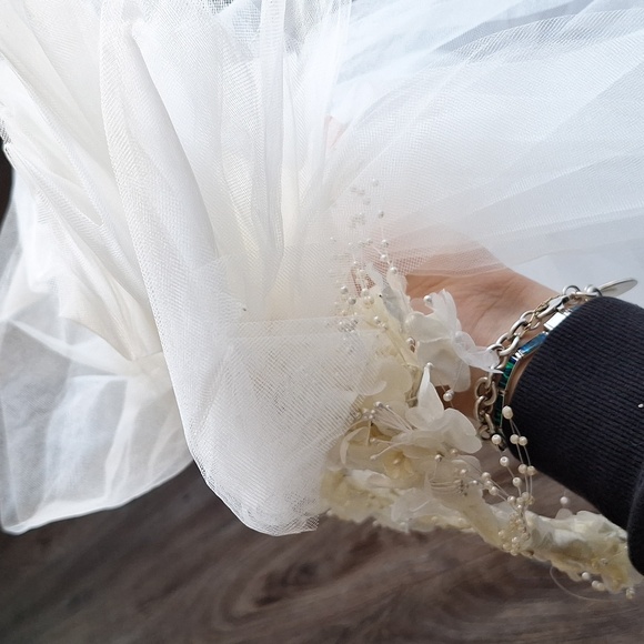 Vintage White Floral And Faux Pearl Wedding Veil - Picture 4 of 9